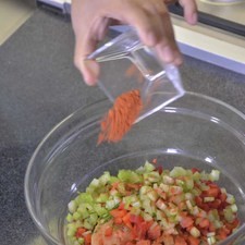 Añadir apio picado finamente, paprika.