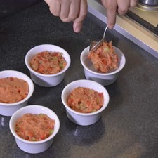 Agregar un poco de la mezcla de pollo hasta terminar de llenar todos los moldes.Colocar en una charola y hornear durante 20 a 30 minutos a 350 ° F (175 ° C) o hasta que se vean ligeramente dorados. Dejar enfriar y desmoldar.