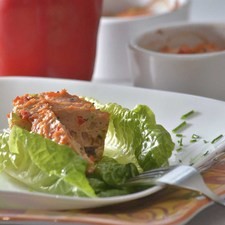Servir sobre una cama de lechuga.