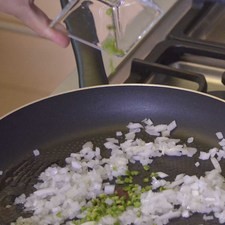 Calentar la cucharada de aceite en el sartén, sofreír la cebolla picada y chile picado un par de minutos. S 14834 1475612637