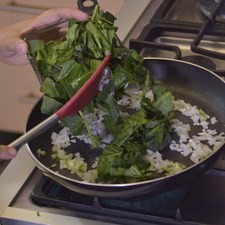 Añadir las espinacas picadas y continuar cociendo un par de minutos más. S 14835 1475612623