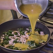 Agregar los huevos batidos. Cocer sin revolver demasiado hasta que esté cocido el huevo. S 14837 1475612623