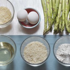 Ingredientes para receta 12 piezas de espárrago fresco 1 taza de panko 1/2 taza de queso parmesano 1/2 taza de harina de trigo 2 piezas de huevo sal al gusto pimienta negra molida al gusto aceite vegetal comestible al gusto S 14839 1475612622