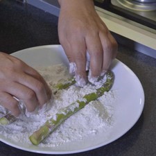 Pasar los espárragos por harina y remover el exceso. S 14843 1475612622