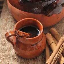 Servir caliente en tazas de barro.