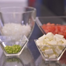 Picar el jitomate guaje y queso en cuadros pequeños, la cebolla, cilantro y chile serrano finamente.