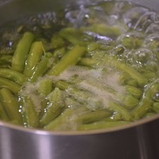 Hervir los ejotes cortados en una olla con un poco de agua y sal durante 7 minutos o hasta que queden al dente.