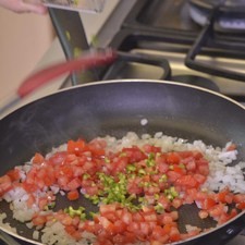 Calentar la cucharada de aceite en el sartén y sofreír la cebolla picada un par de minutos, el jitomate picado y chile serrano picado.