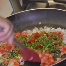 Añadir cilantro picado, sazonar con sal y continuar cociendo 5 minutos más.