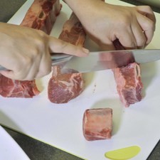 Cortar la carne en trozos medianos y reservar.