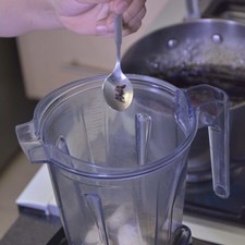 Colocar en el vaso de la licuadora la cabeza de ajos pelados, pimienta negra molida, vinagre blanco, comino, sal y clavos de olor.