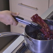 Poner a hervir las pieles de los chiles en una olla honda con un poco de agua durante 5 minutos. Dejar enfriar