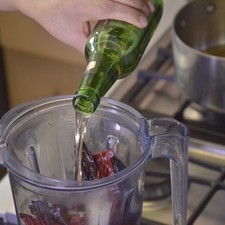 Añadir en el vaso de la licuadora las pieles de los chiles, la cerveza.