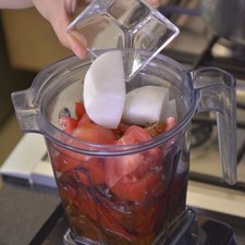 Agregar jitomates cortados en cuartos, y orégano y cebolla. Moler bien todo hasta obtener una mezcla homogénea.