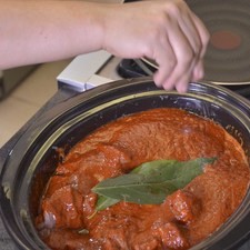 Agregar las dos hojas de aguacate. Rectificar sazón. Servir caliente con cilantro picado, cebolla picada y tortillas de maíz.