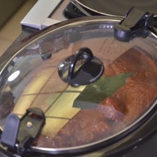 Tapar y dejar durante 4 horas o hasta que la carne este suavecita.