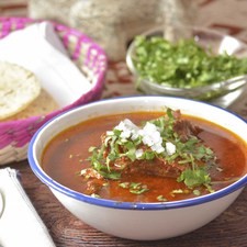 Servir caliente con cilantro picado, cebolla picada y tortillas de maíz.
