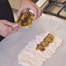 Agregar los ostiones ahumados extendiéndolos muy bien sobre toda la plancha de queso.