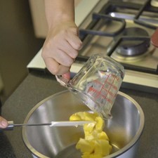 Colocar en un tazón la mantequilla suavizada.