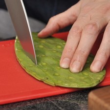 Picar los nopales en cuadros pequeños y poner a cocer en agua con sal durante 5 minutos.