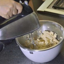 Batir con batidora eléctrica durante aproximadamente 10 minutos hasta que la mezcla quede ligera y esponjada.