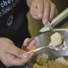 Con una cuchara, colocar chopitos de la mezcla sobre una charola para galletas, dejando un espacio de 5 cm entre cada galleta.