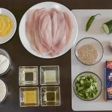 Ingredientes para receta 4 piezas de filete de pescado blanco Ingredientes para empanizar 1/2 taza de harina de arroz tres estrellas Help 3 piezas de huevo 1 1/2 tazas de amaranto 1/2 taza de ajonjolí aceite vegetal comestible al gusto Ingredientes para salsa 4 rebanadas de piña 1/2 pieza de pepino 1/4 pieza de cebolla morada 1 pieza de chile serrano 1 taza de hojas de cilantro 3 cucharadas de jugo de naranja 2 cucharadas de jugo de limón 1 cucharada de aceite de oliva sal al gusto pimienta negra molida al gusto S 14916 1475612481