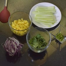 Picar en cuadros pequeños la piña, el pepino en juliana, la cebolla en rodajas y el chile serrano finamente. S 14917 1475612481