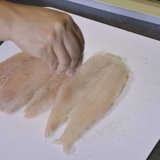 Salpimentar cada uno de los filetes por ambos lados y reservar. S 14918 1475612481