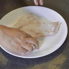 Enharinar cada uno de los filetes pasándolos por la Harina de Arroz Tres Estrellas®. S 14920 1475612478