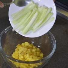 Para preparar la salsa coloca en un tazón la piña picada, el pepino en julianas. S 14924 1475612478