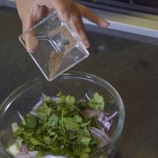 Añadir la cebolla morada, chile serrano, hojas de cilantro, jugo de naranja, jugo de limón, aceite de oliva, sal y pimienta. S 14926 1475612476