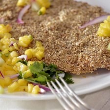Sirve el filete de pescado y acompaña con la salsa tropical. S 14928 1475612474
