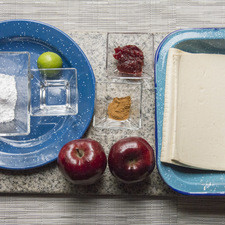 Ingredientes para receta 2 piezas de manzana roja 2 cucharadas de mermelada de fresa 2 cucharadas de agua 1 pieza de limón canela en polvo al gusto pasta de hojaldre al gusto azúcar glass (pulverizada) al gusto