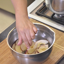 Colocar las rebanadas de manzana en un tazón con agua y el jugo de limón para evitar que se oxiden.
