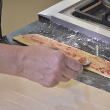 Colocar encima de la tira de masa de hojaldre un poco de mermelada con la cuchara.
