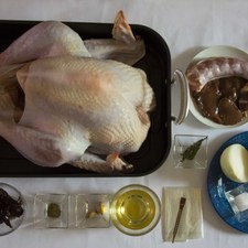 Ingredientes para receta 1 pieza de pavo entero 12 piezas de chile morita 2 dientes de ajo 1/2 pieza de cebolla blanca 2 cucharadas de vinagre blanco 1 pieza de bolsa de plástico para hornear 1 taza de leche de vaca 1 taza de vino blanco Ingredientes para salsa 1 pieza de vísceras de pavo pimienta negra molida al gusto sal al gusto 2 ramas de tomillo fresco