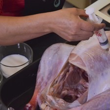Inyectar el pavo con el vino blanco.