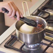 Poner a hervir las pieles de los chiles morita, cebolla y diente de ajo durante 5 minutos, dejar enfriar.