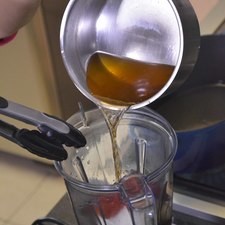Colocar las pieles de los chiles, cebolla, ajo, vinagre, sal y un poco de agua en el vaso de la licuadora y moler. Colar la salsa y reservar.