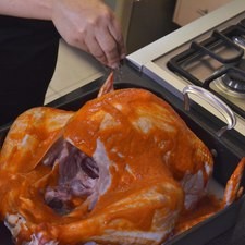 Para preparar el pavo, untar bien el pavo con el adobo de chile morita, sazonarlo con un poco de sal.