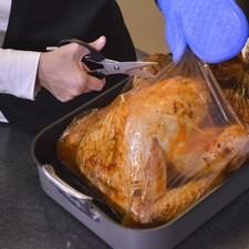 Abrir la bolsa con unas tijeras, continuar horneando destapado durante 30 minutos más para que se vea dorado. Sacar del horno y rebanar caliente con un cuchillo eléctrico.