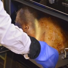 Hornear tapado a 300°F (150º C) durante 2 horas y media o 3. El tiempo de cocción varía según el tamaño del pavo, mover la pata para probar si está cocido, si se siente suelta y flexible, el pavo está listo. Después pasado este tiempo destaparlo.