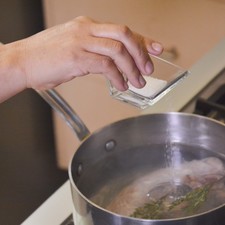 Para preparar la salsa, cocer las vísceras del pavo (pescuezo, corazón, hígado, riñones) en agua con sal y las dos ramitas de tomillo durante 45 minutos. Dejar enfriar todo.