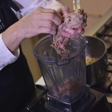 Desmenuzar toda la carne del pescuezo y colocarla en el vaso de la licuadora junto con el resto de las vísceras.