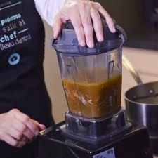 Moler todo junto con el caldo en que se cocieron y el jugo que queda del cocimiento del pavo, tendiendo cuidado de remover las ramitas de tomillo.