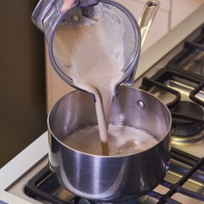 Calentar la salsa en una olla y sazonar con sal y pimienta al gusto.