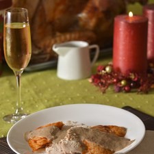 Servir el pavo rebanado, bañado con la salsa y acompañado de puré de papa o ensalada.