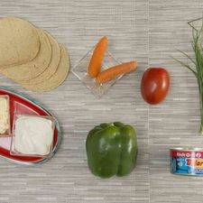 Ingredientes para receta 2 latas de atún en agua dolores Nuevo 1 pieza de pimiento morrón verde 1 pieza de jitomate guaje 1/4 taza de mayonesa 1/4 taza de crema de leche de vaca 1/2 manojo de cebollín 1 pieza de zanahoria sal al gusto pimienta negra molida al gusto 8 piezas de tortilla de maíz