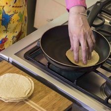 Calentar un poco las tortillas.